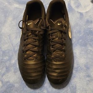 Nike Tiempo Soccer Cleat (Size 8.5)